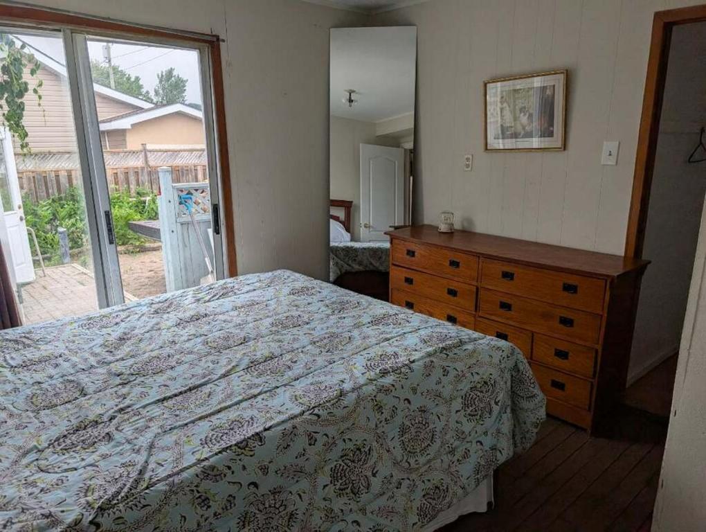 Ένα ή περισσότερα κρεβάτια σε δωμάτιο στο 4BDR Beachfront Retreat with a Hot Tub & Wraparound Deck