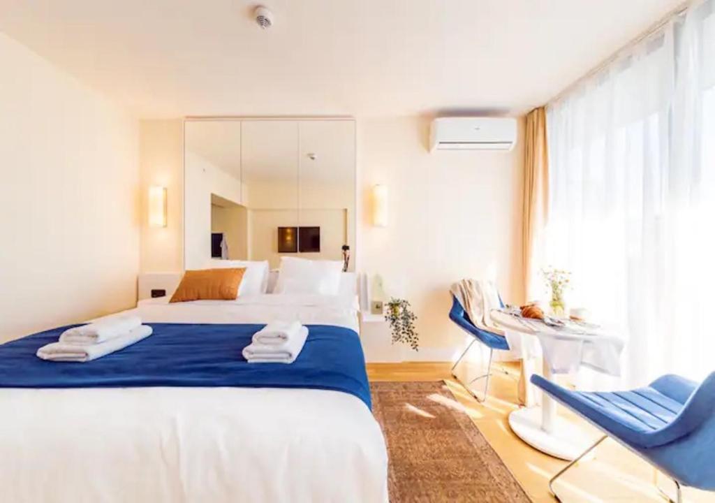 Postel nebo postele na pokoji v ubytování Orbi City Luxury Hotel