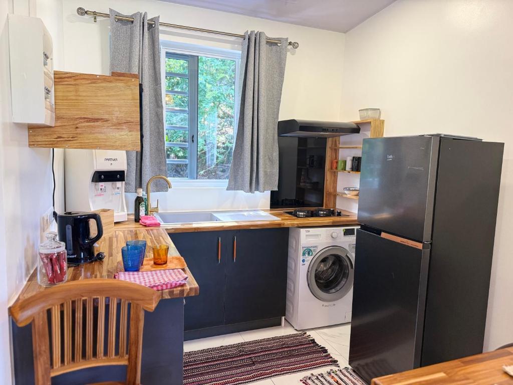 Η κουζίνα ή μικρή κουζίνα στο Vaihi's Garden