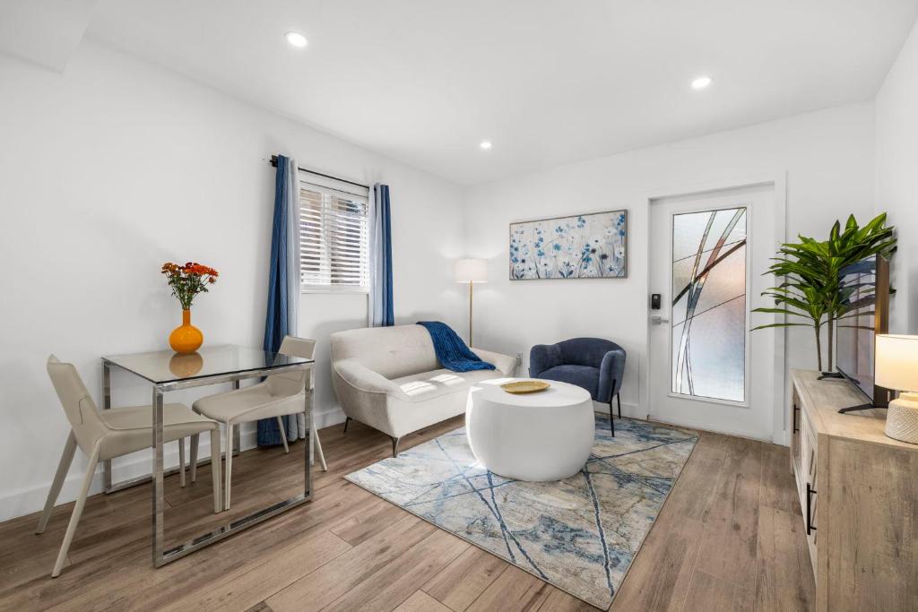 una sala de estar con una mesa y un sofá en Cozy By The Blue, en Miami