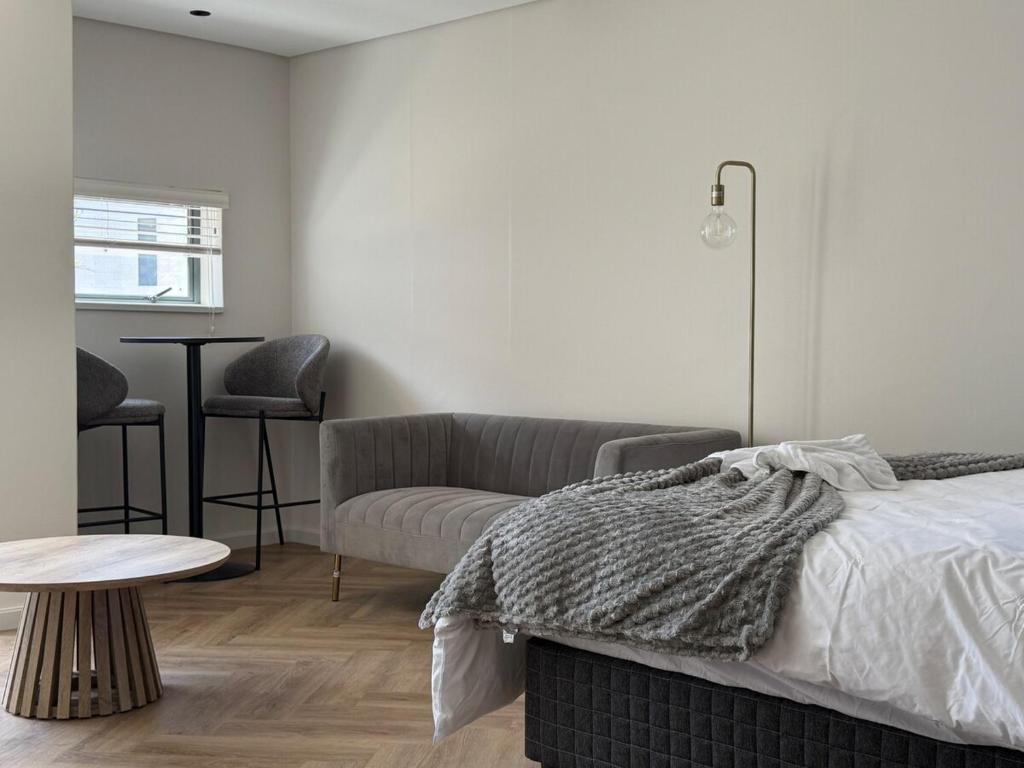 Imagen de la galería de Modern and Spacious studio Wi-Fi Near Canal walk, en Ciudad del Cabo