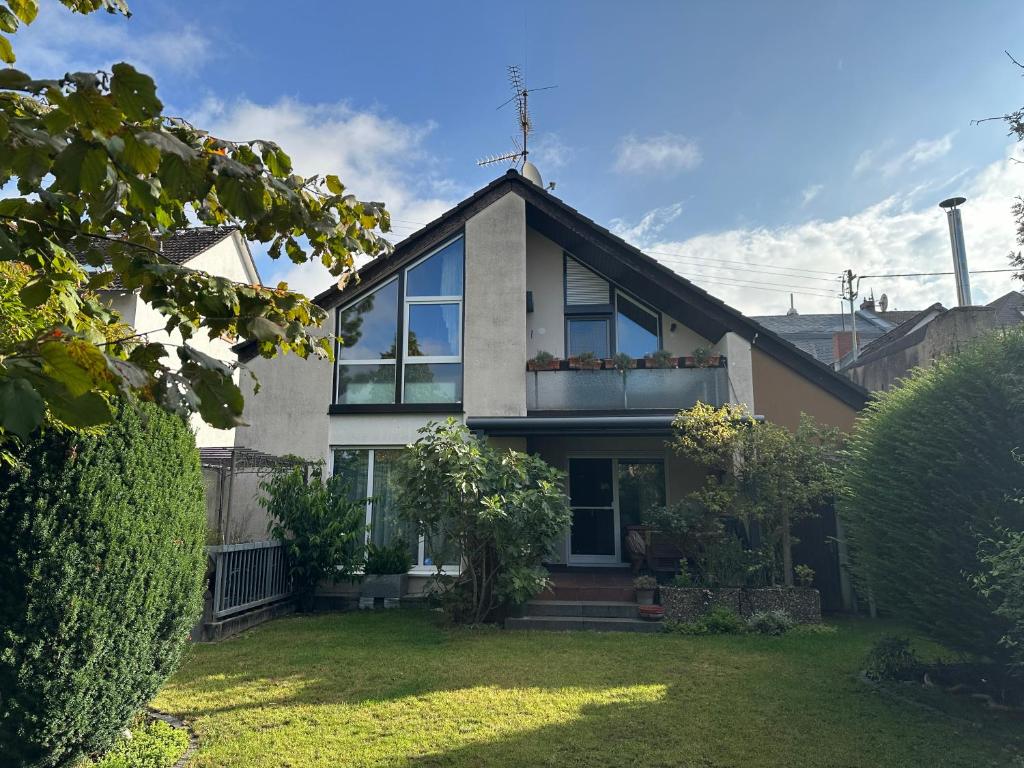 美因河畔法兰克福Shumiland in Frankfurt near Messe, Airport的一座带玻璃窗和庭院的房子