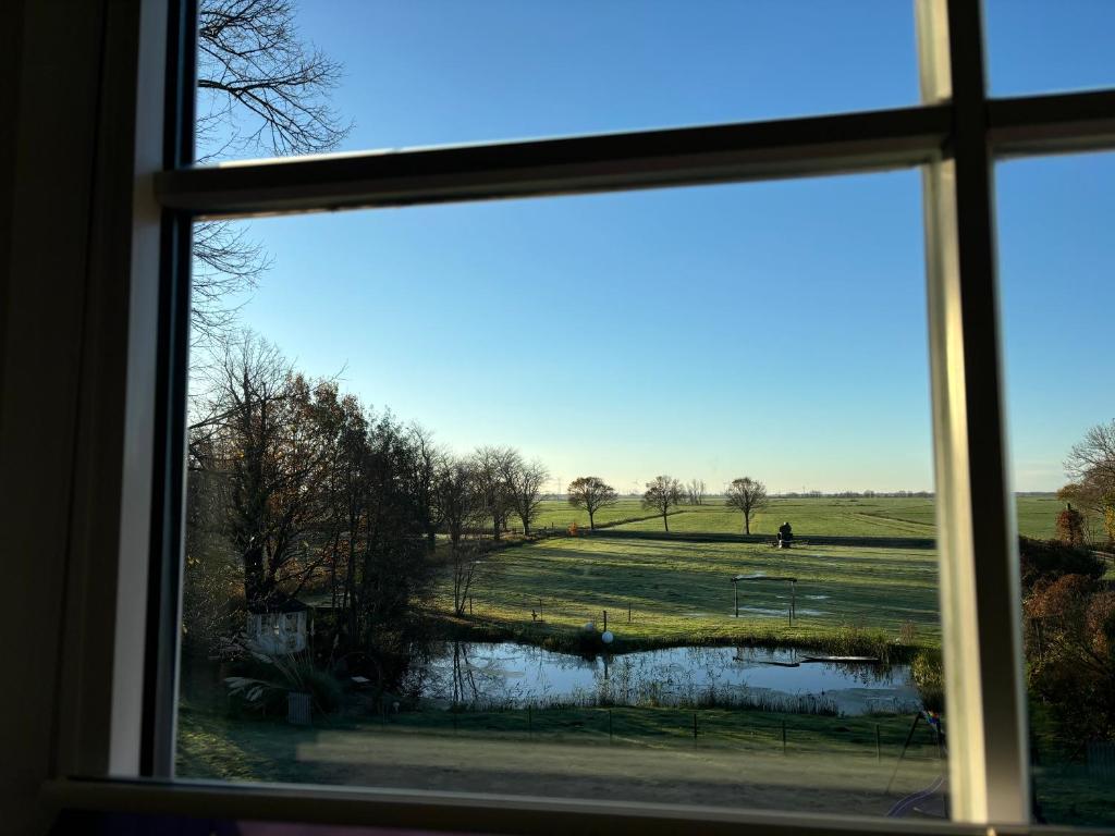 uma janela com vista para um campo de golfe em Landblick em Ovelgönne