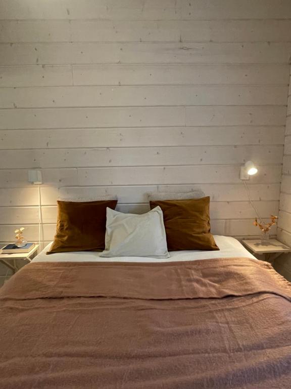 una camera da letto con un letto grande con due cuscini di Ylläs Fell Inn ad Äkäslompolo