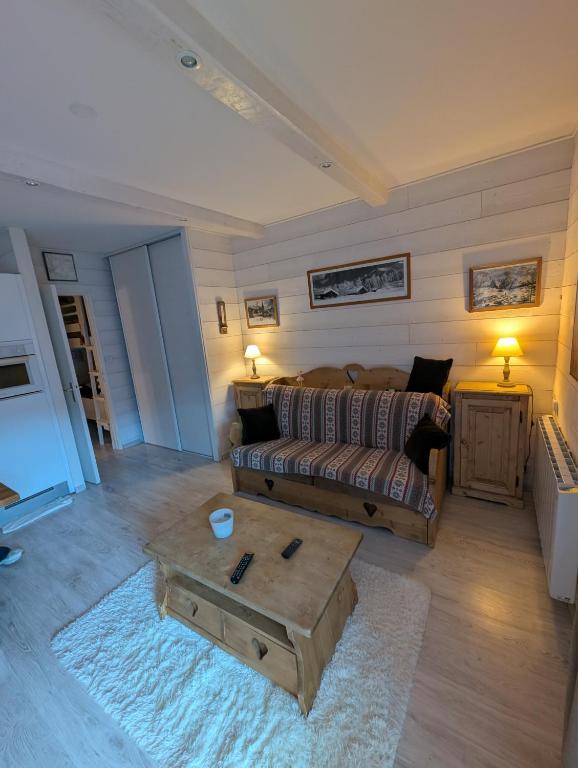 ein Wohnzimmer mit einer Couch und einem Couchtisch in der Unterkunft centre Auron calme et montagne in Saint-Étienne-de-Tinée
