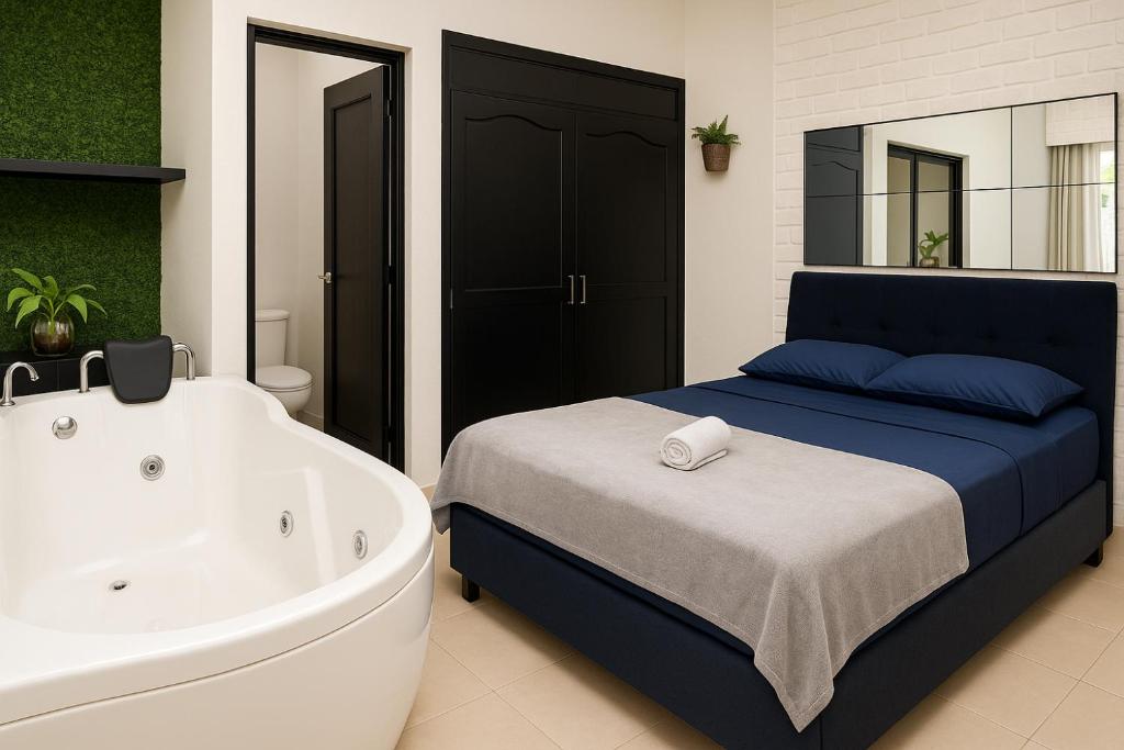 ein Schlafzimmer mit einem Bett und einer Badewanne in der Unterkunft Casa Dorada in La Dorada