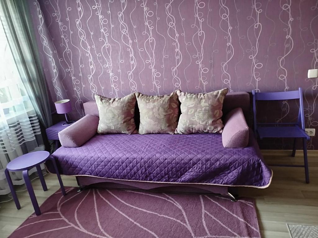 - un lit violet dans une chambre dotée d'un mur violet dans l'établissement Elena, à Rivne