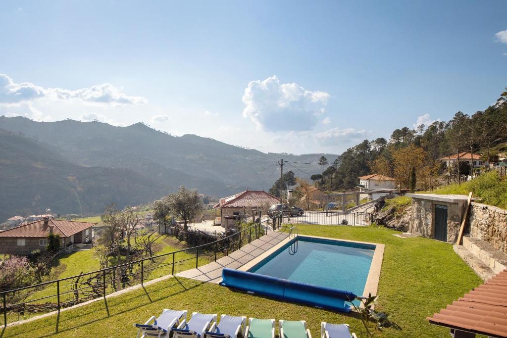 ein Swimmingpool im Hof eines Hauses in der Unterkunft Quintinha De Pinouco in Miomães