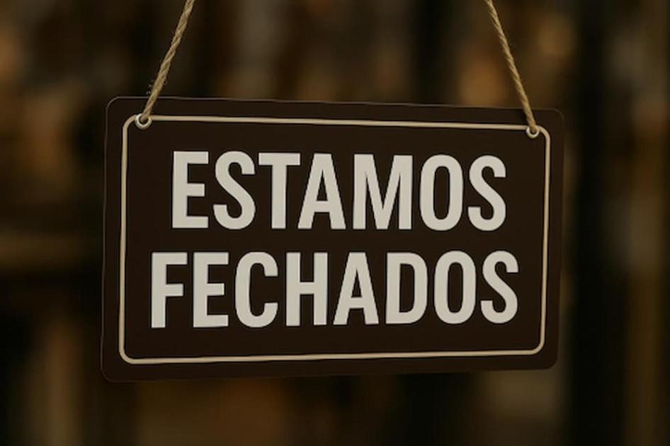 a sign that reads esamos fechamos facilitarios at Chácara Bom Pastor 5 km do Centro Crato in Crato