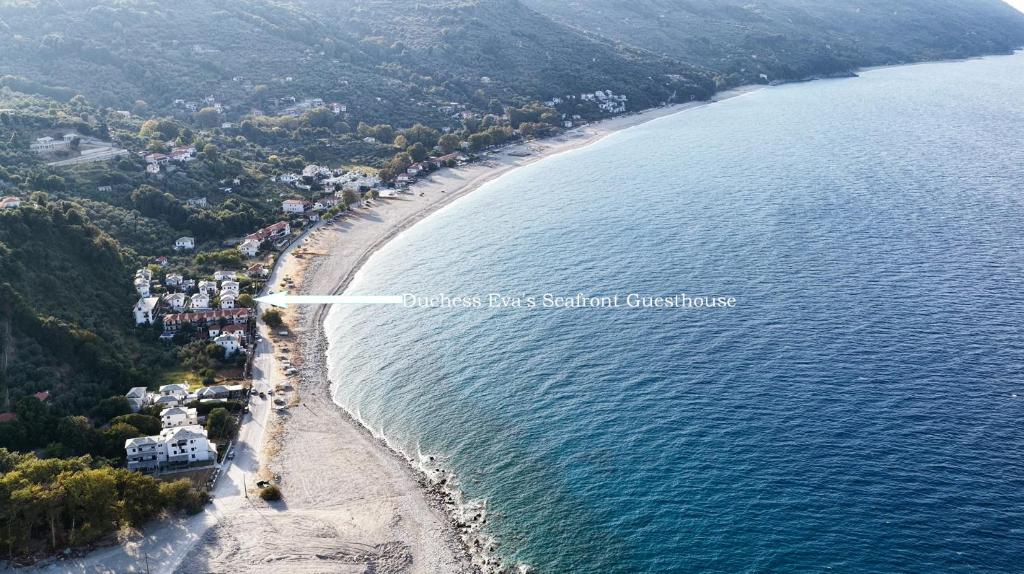 una vista aerea di una spiaggia accanto all'acqua di Duchess Eva's Seafront Guesthouse a Chorefto