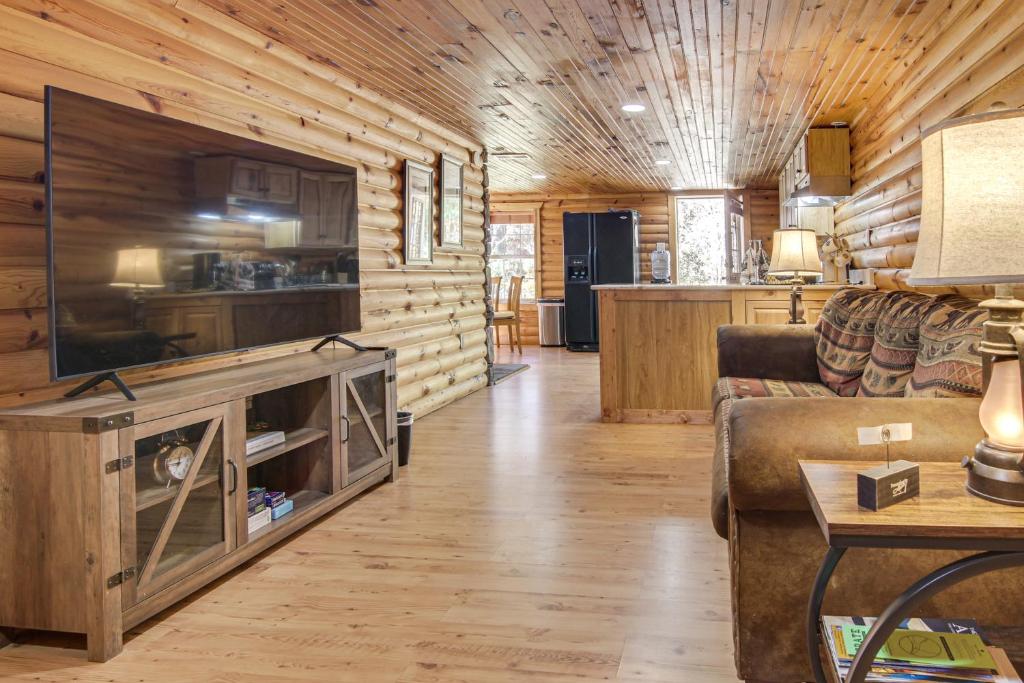 een woonkamer met een grote televisie in een blokhut bij Hike, Golf and Explore Pet-Friendly Apt in Etowah in Etowah