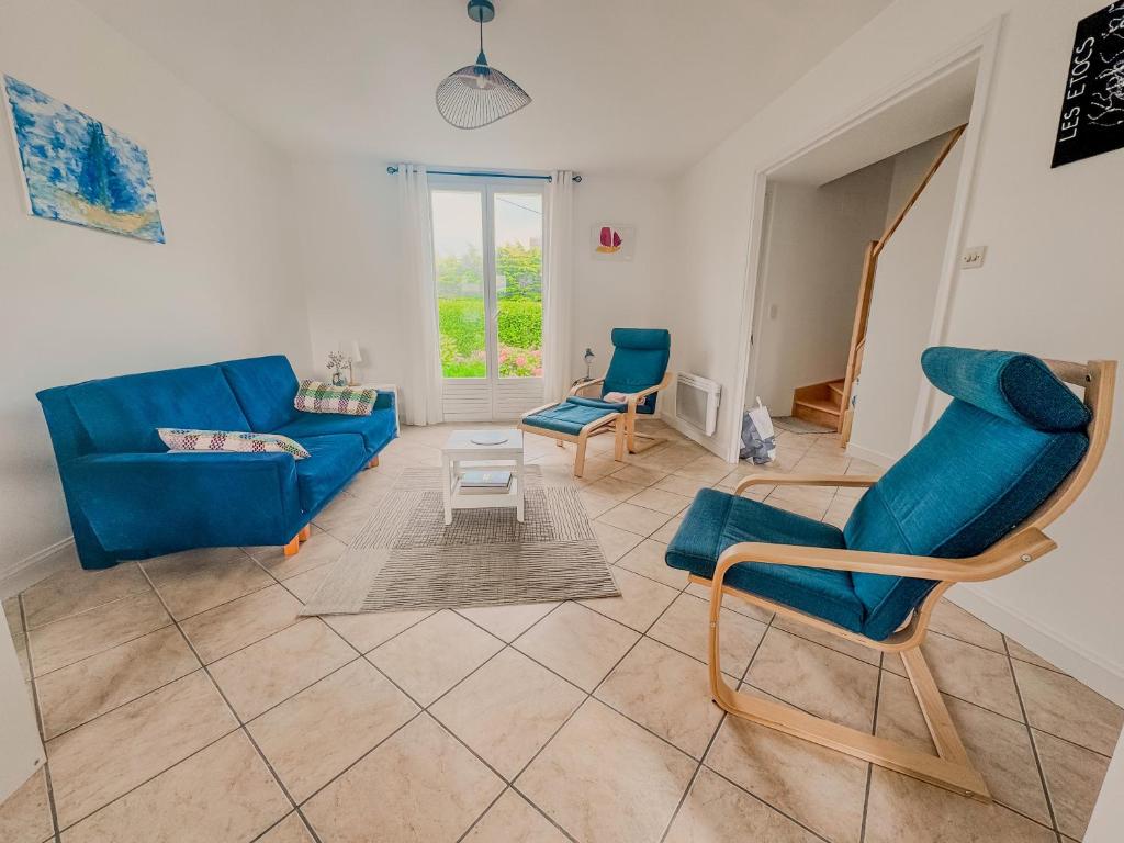 a living room with a blue couch and chairs at Maison le 21B au coeur de Lesconil in Plobannalec-Lesconil