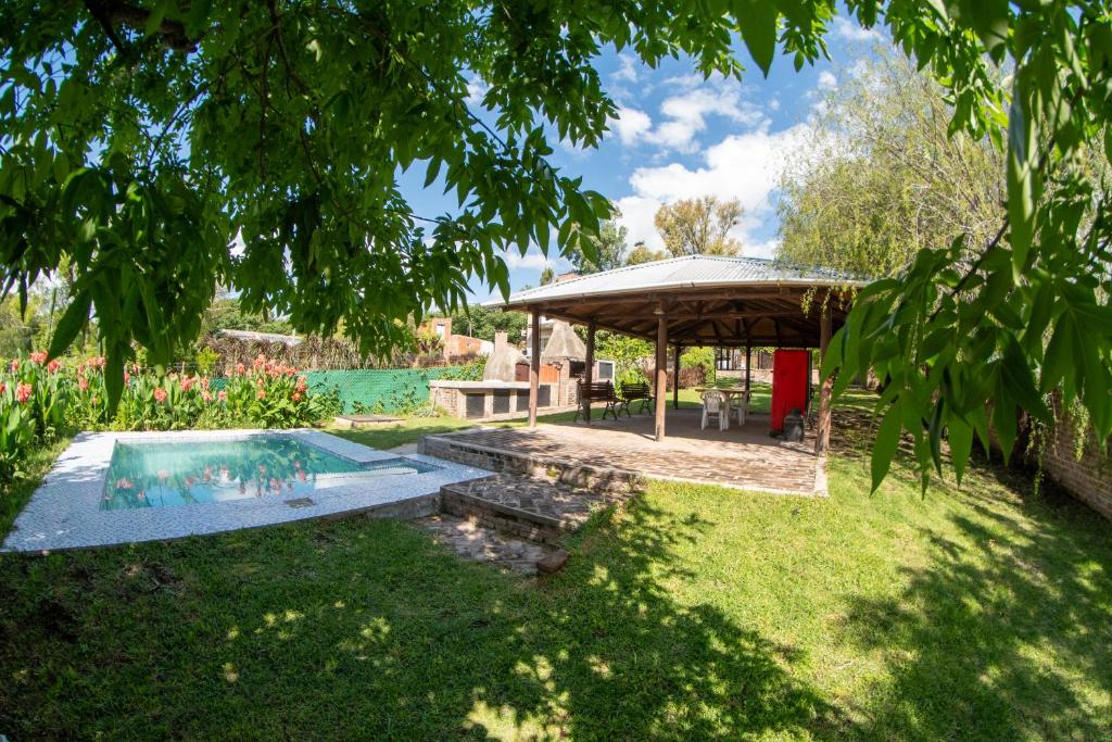 un jardín con piscina y un pabellón en Casa Mozart, en Victoria