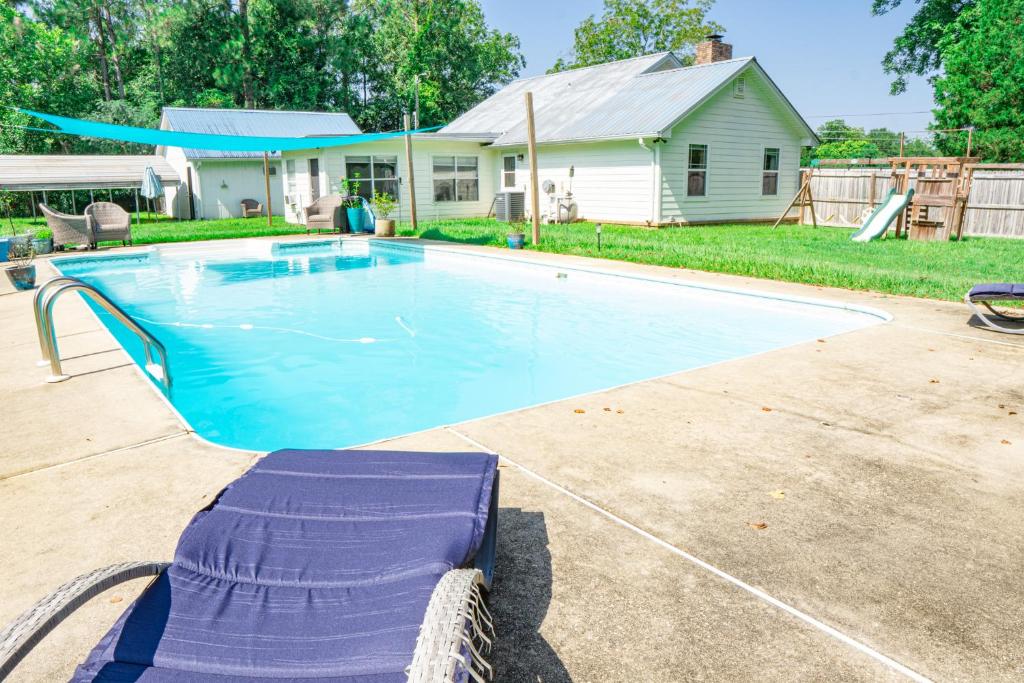 una piscina davanti a una casa di 3BR Country Retreat with Pool, Gazebo and Play a Crestview