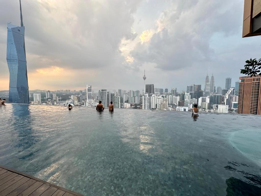 Lucentia Residences Kuala Lumpur By Luxury Suites BBCC في كوالالمبور: مسبح لا نهاية له على سطح مبنى مع مدينة