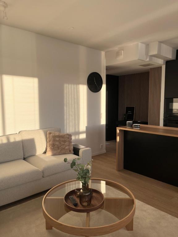 un soggiorno con un divano e un tavolino da caffè di Keisari Apartment a Rovaniemi
