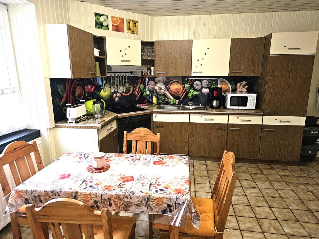 莱茵河畔威尔Haus Adelheid的带桌椅的厨房、带桌子的厨房和厨房。