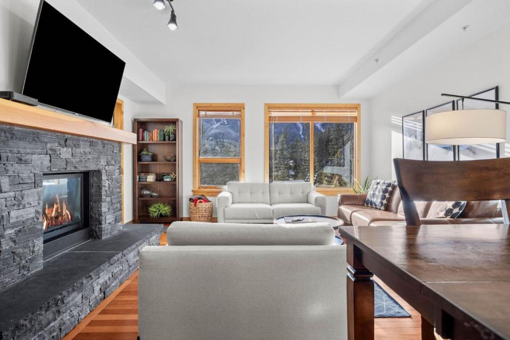 Μια τηλεόραση ή/και κέντρο ψυχαγωγίας στο Mountain Views Lux 2BR Condo in Canmore with Hot Tub