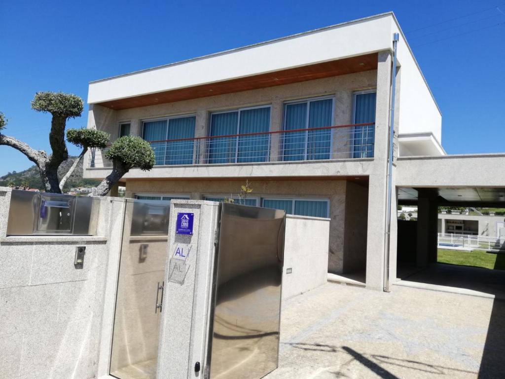 een huis met een parkeermeter ervoor bij Casa Do Chino in Outeiro