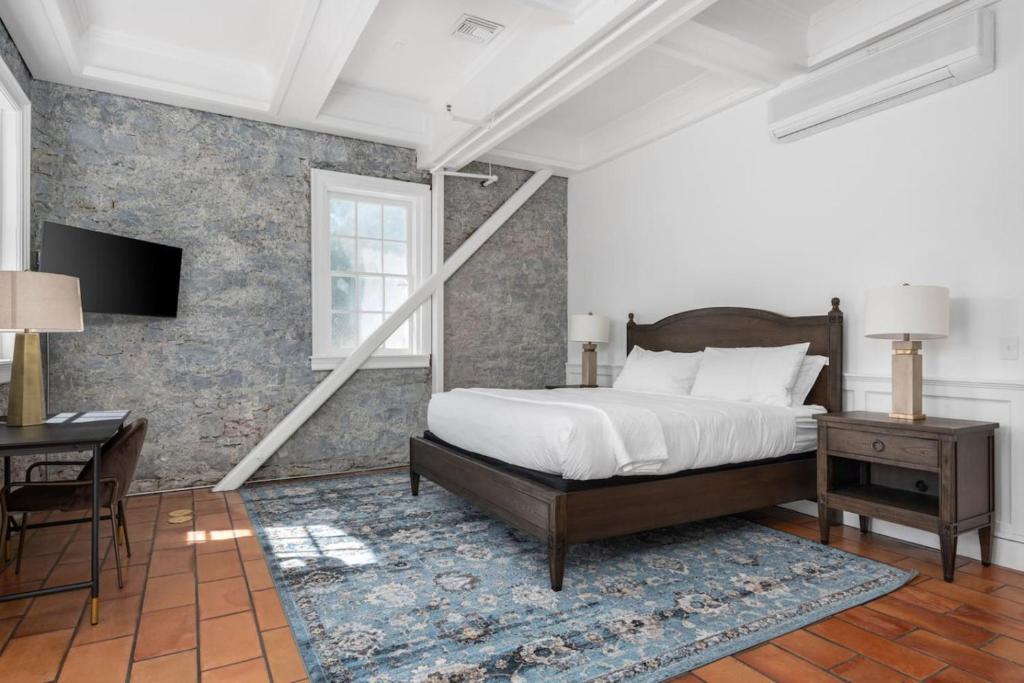 En eller flere senge i et værelse på Sonoma Stonehouse Suite 4