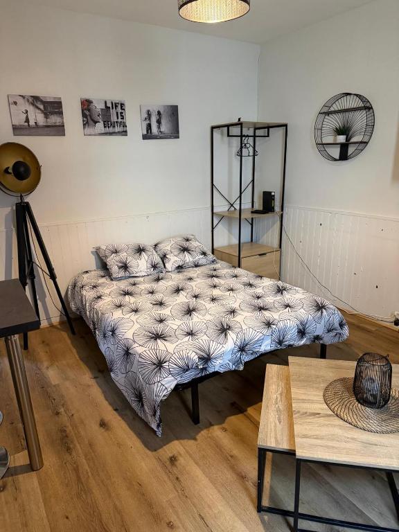 una camera da letto con un letto con un piumone di Laurema's BnB a Tolosa