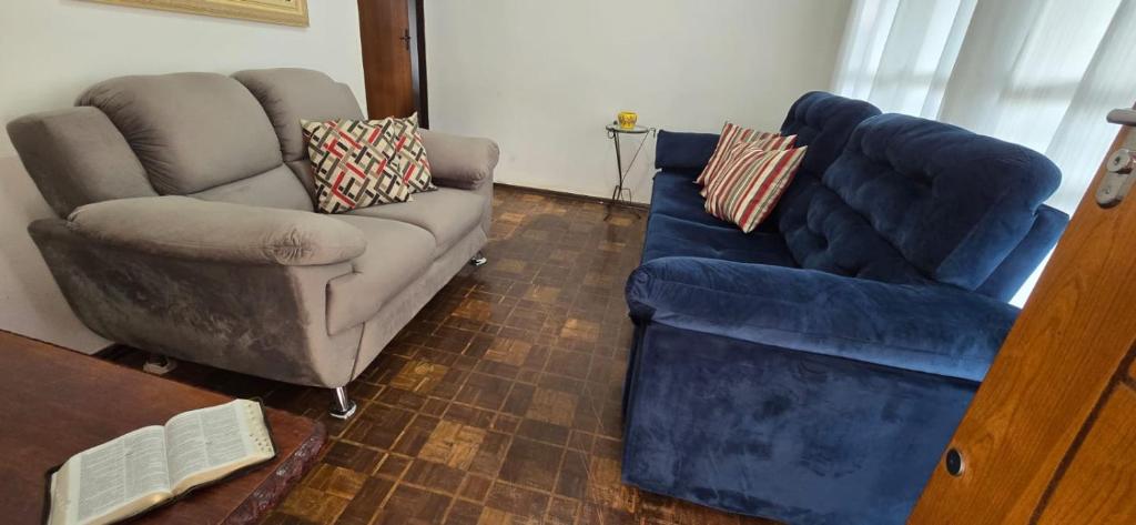 マリンガにあるDoce larのソファと椅子のあるリビングルーム