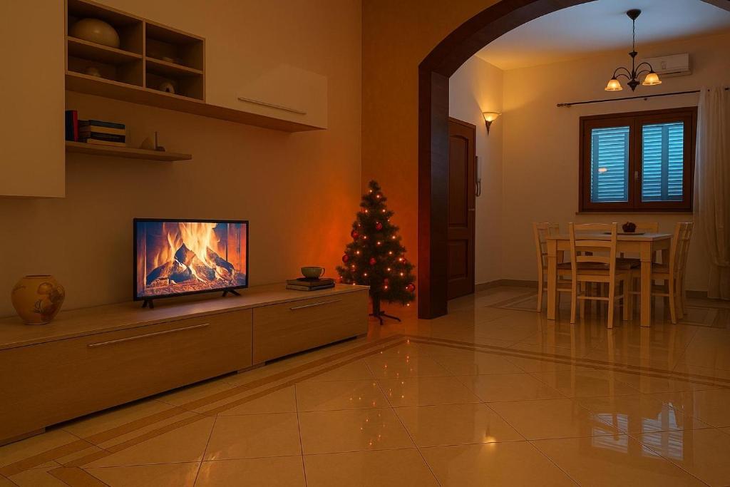 Una televisión o centro de entretenimiento en Al primo piano