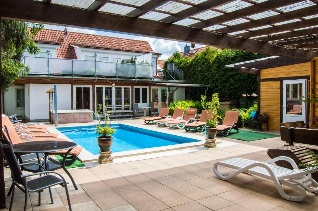 Bazén v ubytování Hotel am Gutspark Prager GbR nebo v jeho okolí