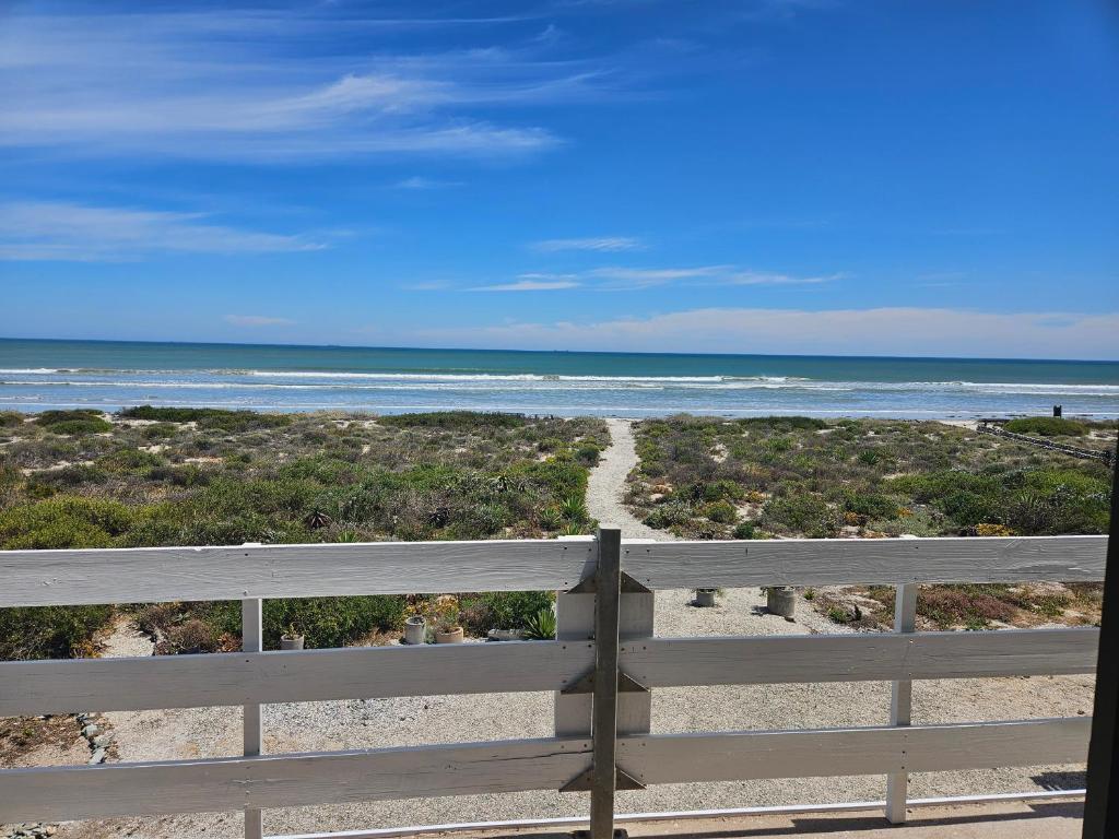 una panchina sulla spiaggia che guarda l'oceano di West Coast Beachfront a Velddrif