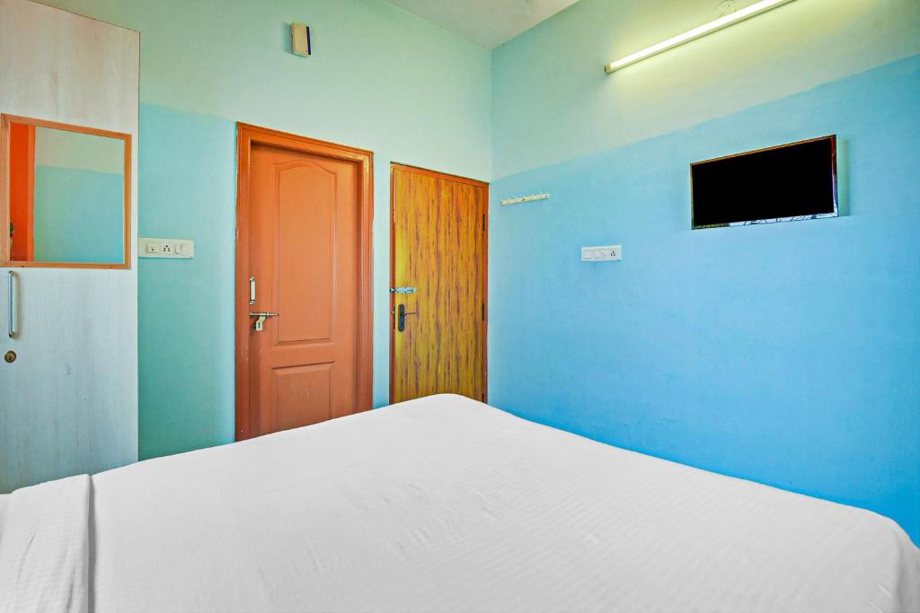 Μια τηλεόραση ή/και κέντρο ψυχαγωγίας στο Hotel O Sri Sai Guru Comforts