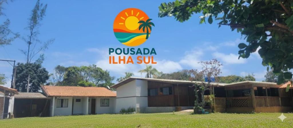 Un cartel que indica una villa en una subdivisión en Pousada Ilha Sul, en Cananéia