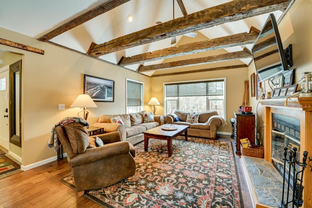 Μια τηλεόραση ή/και κέντρο ψυχαγωγίας στο 5 Mi to Mt Snow West Dover Getaway with Hot Tub