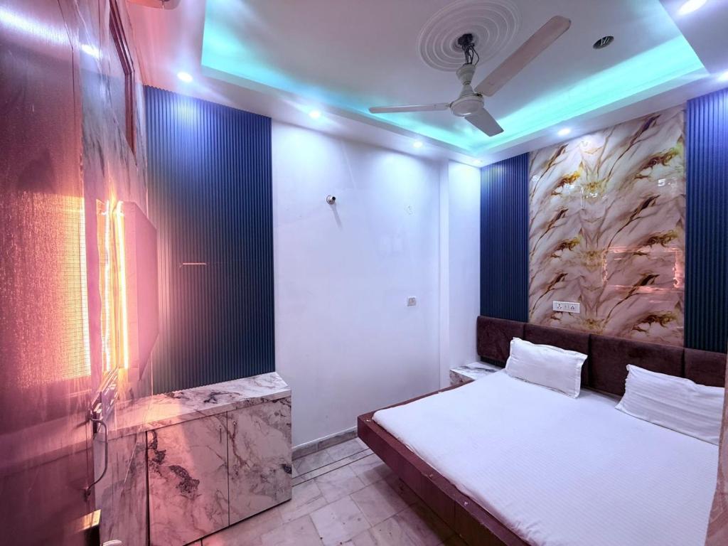 Ένα ή περισσότερα κρεβάτια σε δωμάτιο στο Hotel The Fazar Residency