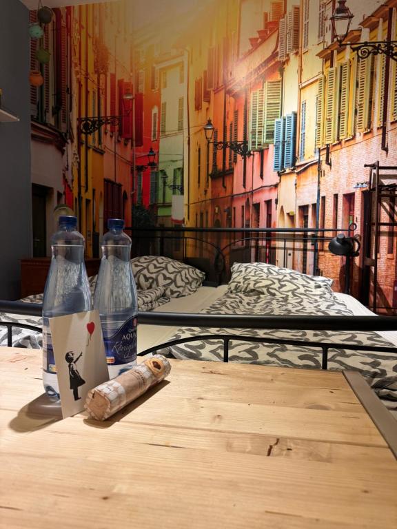 einen Tisch mit zwei Flaschen Wasser auf dem Bett in der Unterkunft Themenzimmer Mediterrana Nähe Hauptbahnhof in Duisburg