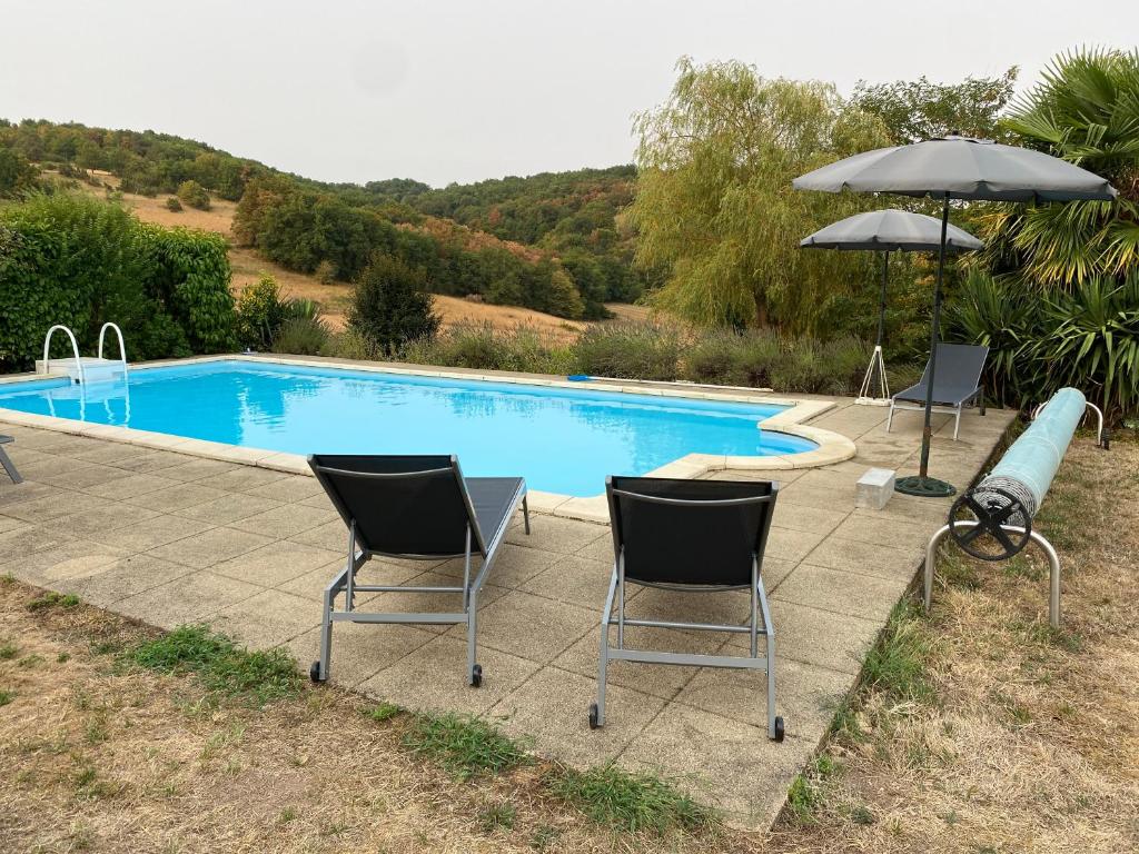 Bazén v ubytování Gîte la Tanière classé 3 étoiles avec terrasse et piscine nebo v jeho okolí