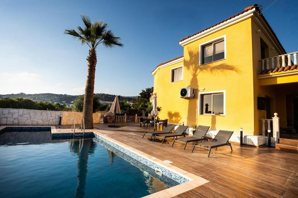 Bazén v ubytování Stay and Nest Casa Alba Modern Boho Villa with private Pool near to Sea, Paphos nebo v jeho okolí