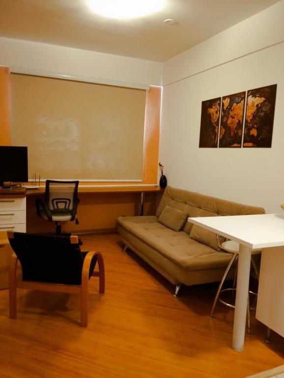 a living room with a couch and a table and a chalkboard at Flat completo no hotel Comfort em Alphaville in Barueri