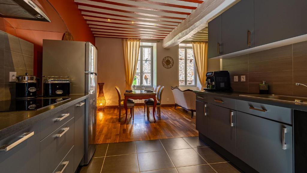 Kuchyň nebo kuchyňský kout v ubytování Le Moulin de l'O-L'Orle Nature formule 4 personnes