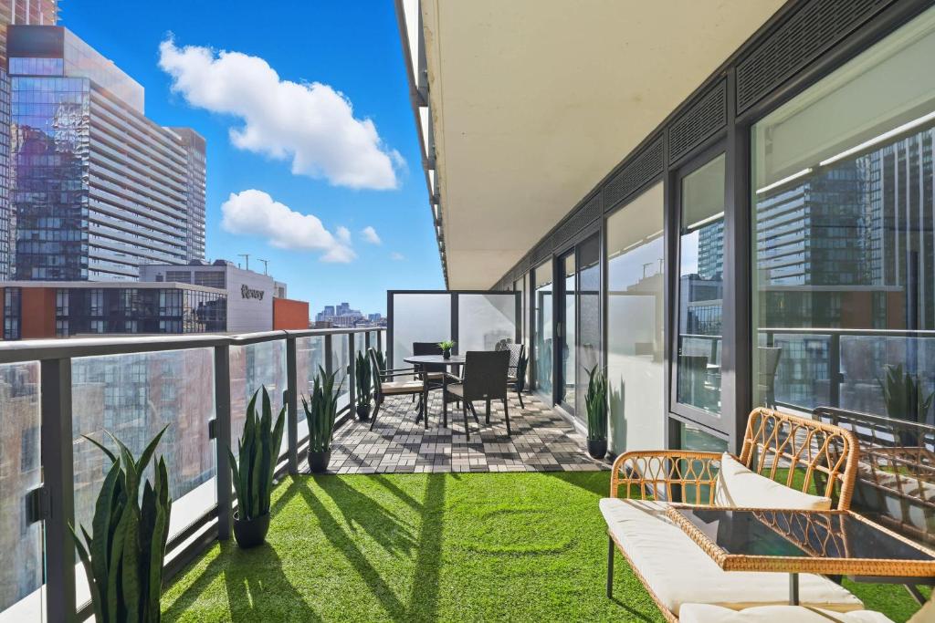 En balkon eller terrasse på Trendy Downtown Condo w Massive Stylish Patio