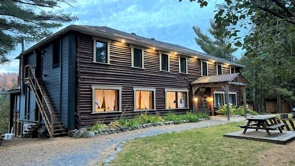 Το κτήριο όπου στεγάζεται  το διαμέρισμα