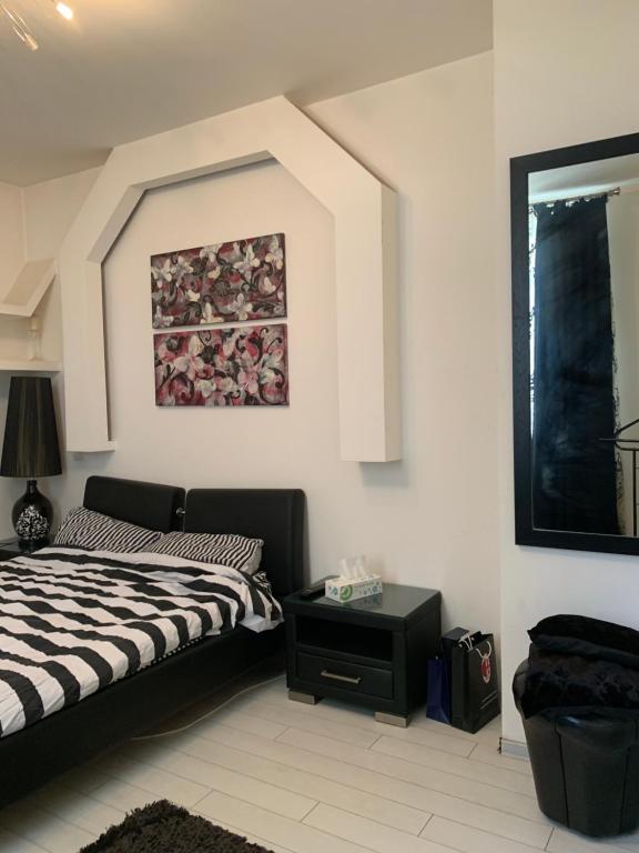 una camera da letto con un letto e un quadro sul muro di Cazare a Craiova