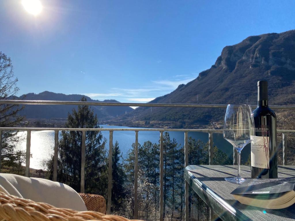 IDROVilla Carlotta C1, Balkon und phantastischer Blick的一张桌子上的葡萄酒,享有美景