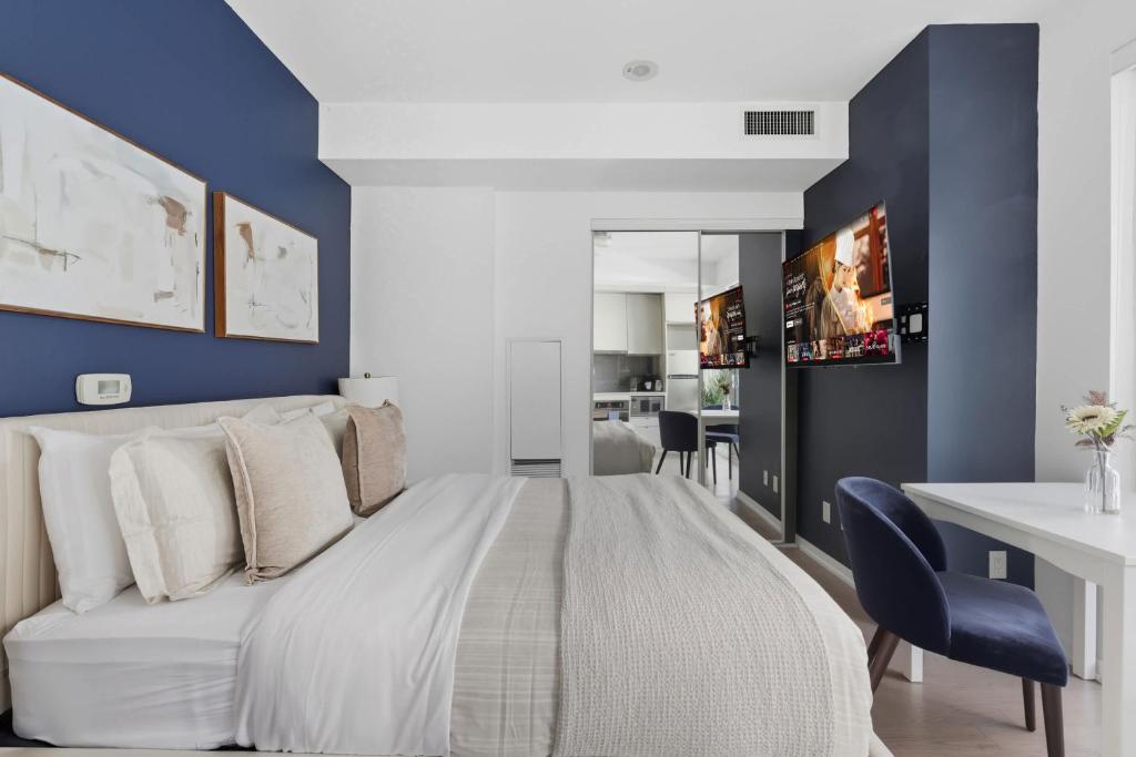 Una televisión o centro de entretenimiento en Chic Downtown TO Studio Near Entertainment Dist