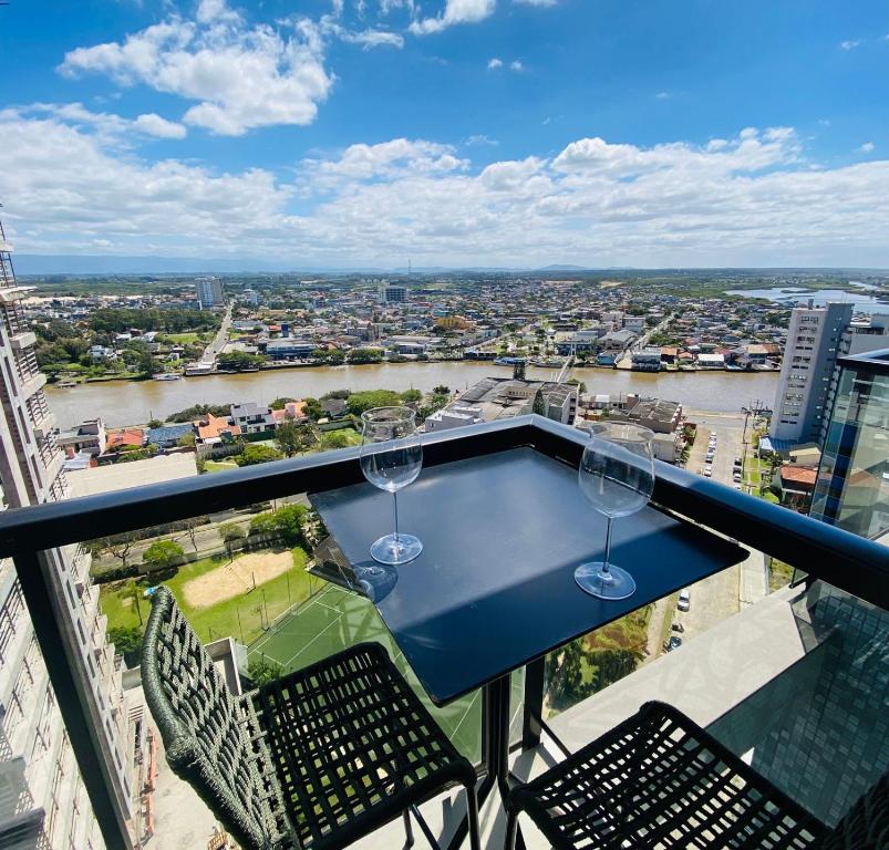 Un balcón o terraza en Mar, rio e serra! Loft com vista espetacular!