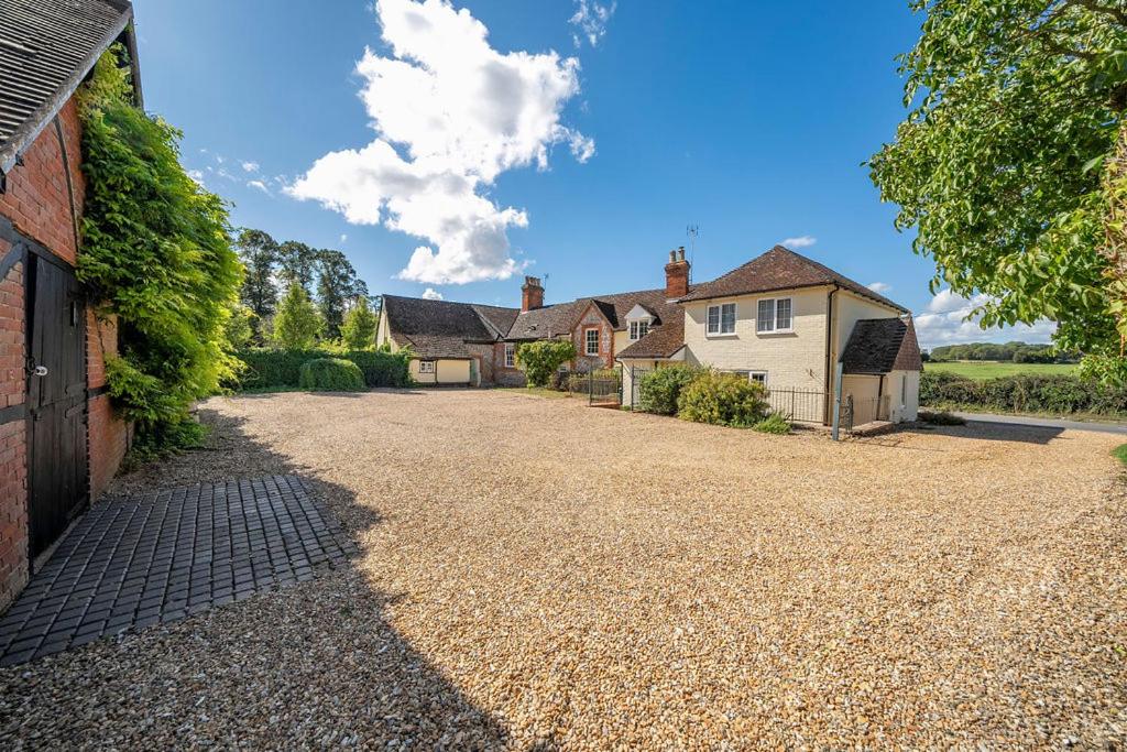 Cleaver Cottage في أندوفر: ممر فارغ امام المنزل