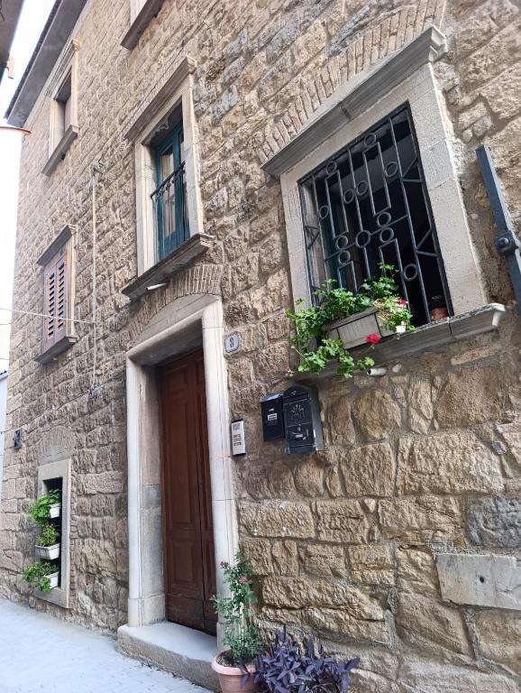 a stone building with a door and a window at B&B al Vicolo in Nicosia