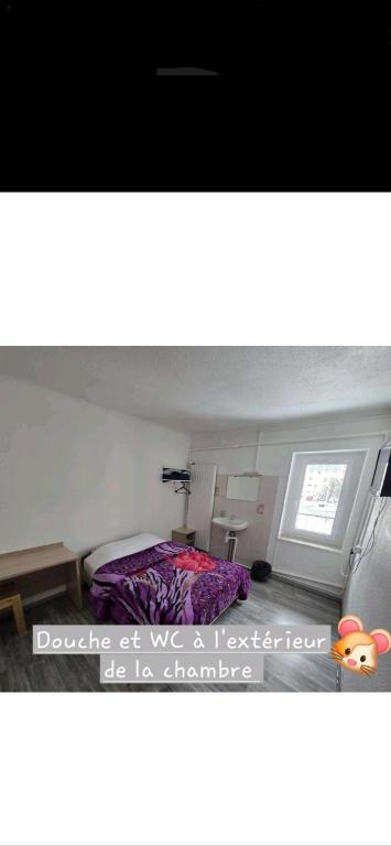Hotel de la Gare - Double Room With Shared Bathroom