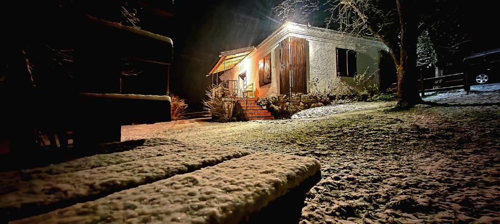 ein Haus mit Schnee auf dem Boden davor in der Unterkunft Subjel Mountain Retreat in Ševrljuge