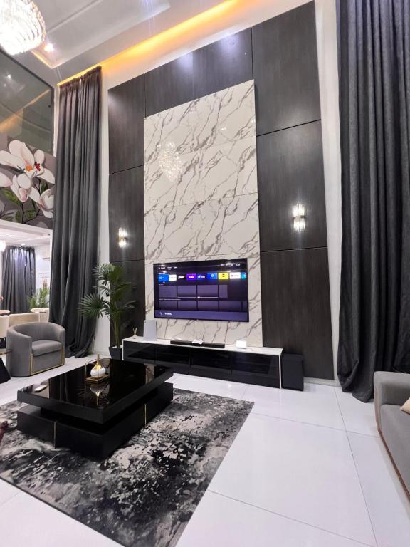 Μια τηλεόραση ή/και κέντρο ψυχαγωγίας στο Bigso Premium Villa