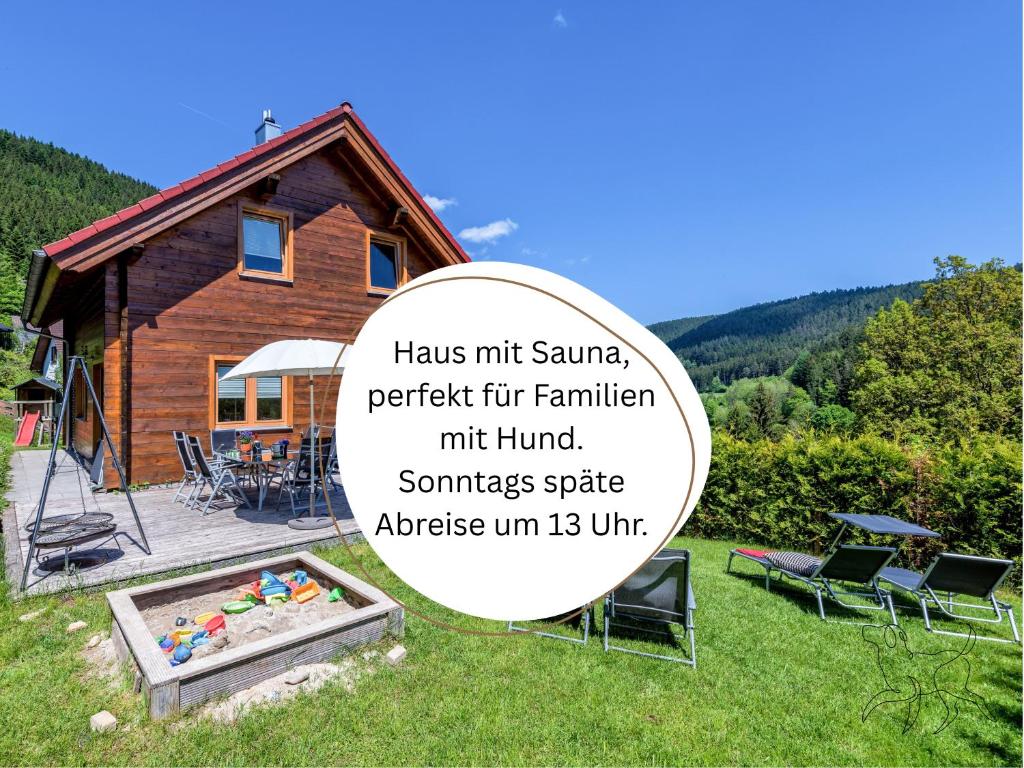 a house with a sign that says has hit simeula parasite for familiarmt at Fronwald: Sauna | Whirlpool | Kamin | eingezäunt in Alpirsbach